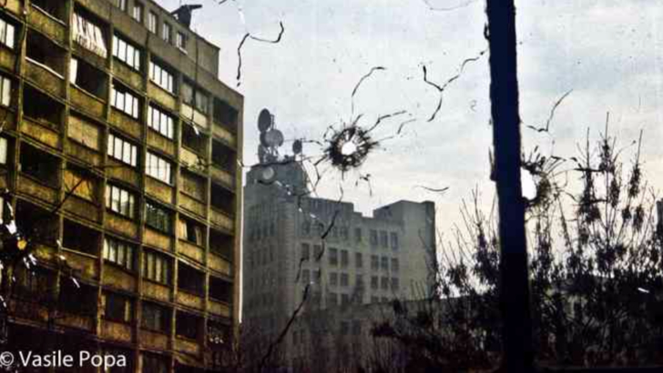 Urme de gloante in geamul unui magazin din strada Ion Campineanu. Foto: Vasile Popa